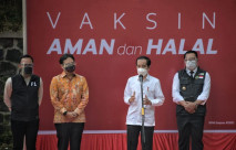 Jokowi Tinjau Vaksinasi...