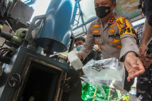 Polda Riau Musnahkan...