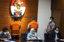 KPK Tahan 2 Tersangka...