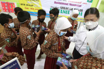 XL Axiata Serahkan 500...