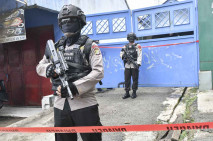 Polisi Geledah Rumah...