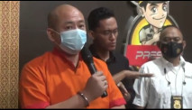 Berbaju Tahanan, Pelaku...