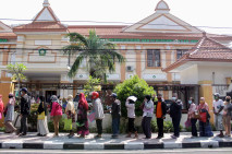 Antrean Panjang Warga...