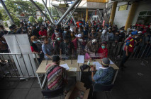 Antrean Panjang Penumpang...