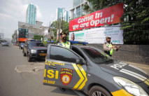 Polisi dan Tentara Jaga...