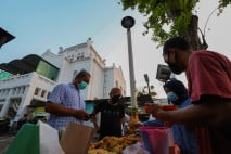 Berbuka Puasa di Masjid...