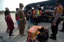 Apes, Penumpang Travel...