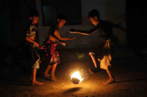 Tradisi Bermain Sepakbola...