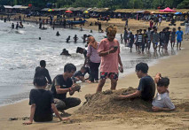 Pantai Anyer Dipadati...