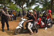 Polisi Bubarkan Kerumunan...