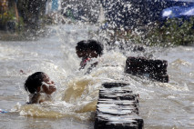 Diterjang Banjir Rob,...