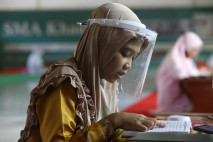 Ratusan Siswa Khadijah...