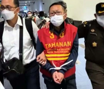 Tangan Diikat dan Berbaju...