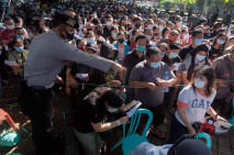 Membludak, Polisi Tertibkan...
