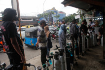 Stok Kian Menipis, Warga...