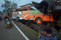 Truk Tabrak Rumah dan...
