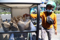 Nasi Bungkus Gratis...