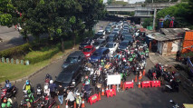 Bintaro Disekat, Antrean...