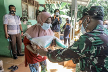 Pembagian Sembako Bagi...