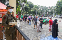 Potret Antrean Warga...