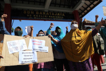 Warga Surabaya Tolak...