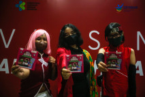 Cosplayer Ikut Vaksinasi...