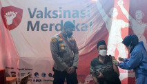 Ratusan Santri Serbu...
