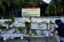 Aksi Berbagi Bahan Makanan...
