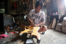 Melihat Bengkel Gitar...