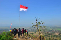 Pengibaran Bendera Merah...