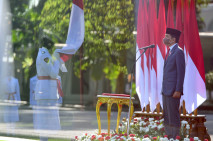 Jokowi Pimpin Upacara...
