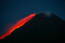 Luncuran Lava Pijar...