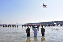 Berendam di Laut, Marinir...