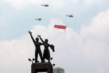Helikopter TNI AU Kibarkan...