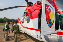 Melihat Persiapan Helikopter...