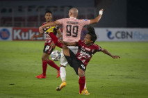 FOTO : Bali United Tundukkan...