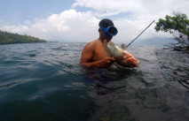 Pemanah Ikan di Danau...