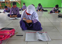Siswa Belajar di Lantai...