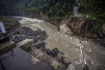 Jembatan Terputus Diterjang...