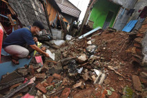 Rumah Roboh Akibat Angin...