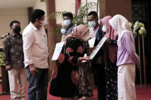 Menaker Hadiri Sosialisasi...