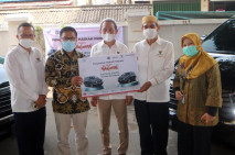 Bank DKI Serahkan Hadiah...