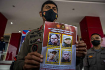 Polisi Masih Buru Empat...