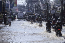 Banjir Rendam Ruas Jalan...