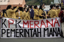 Mahasiswa Gelar Aksi...
