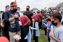 Sandiaga Uno Memberi...