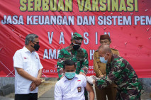 OJK Gelar Vaksinasi...