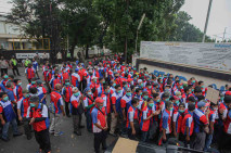Menolak PHK Sepihak,...