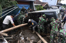 Pencarian Korban Banjir...