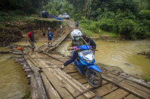 Dihantam Arus Luapan...
